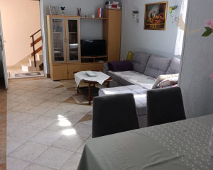 Chorvátsko - Na predaj dom s dvoma apartmánmi len 90 m od mora – Vrsi!