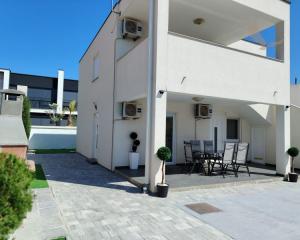 Na predaj dom 3x apartmán len 100m od mora - Chorvátsko -Privlaka