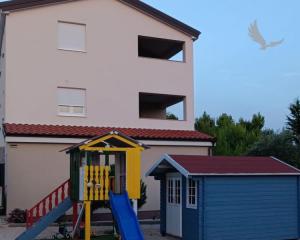 Chorvátsko - Trojizbový apartmán s bazénom a výhľadom na more