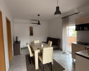 Chorvátsko - Apartmán s dvorom len 300m od mora na ostrove Vir