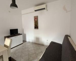 Chorvátsko - Apartmán s dvorom len 300m od mora na ostrove Vir