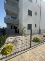 Chorvátsko - Zariadená novostavba so záhradou len 90m od pláže v Privlake