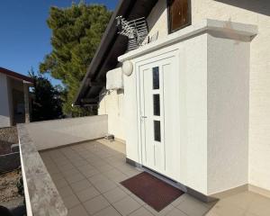 Chorvátsko - Dom 2x apartmán, výhodná investícia na ostrove Vir