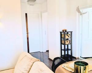 CHORVÁTSKO, OSTROV VIR  NA PREDAJ ŠTÝLOVÝ APARTMÁN S VÝHĽADOM NA MORE