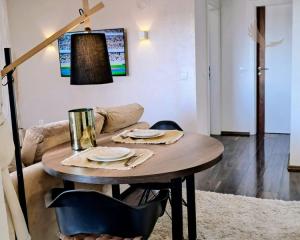 CHORVÁTSKO, OSTROV VIR  NA PREDAJ ŠTÝLOVÝ APARTMÁN S VÝHĽADOM NA MORE