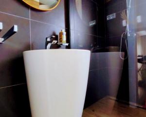 CHORVÁTSKO, OSTROV VIR  NA PREDAJ ŠTÝLOVÝ APARTMÁN S VÝHĽADOM NA MORE