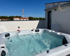 Chorvátsko - Zariadený apartmán so strešnou terasou len 150m od mora