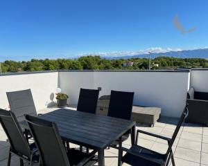 Chorvátsko - Zariadený apartmán so strešnou terasou len 150m od mora