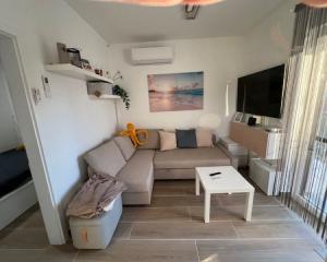 Chorvátsko - Zariadený apartmán so strešnou terasou len 150m od mora