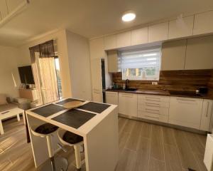 Chorvátsko - Zariadený apartmán so strešnou terasou len 150m od mora