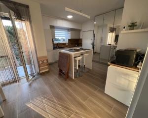 Chorvátsko - Zariadený apartmán so strešnou terasou len 150m od mora