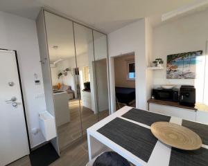 Chorvátsko - Zariadený apartmán so strešnou terasou len 150m od mora