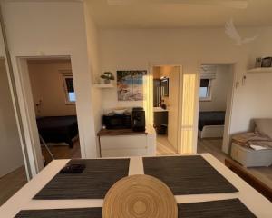 Chorvátsko - Zariadený apartmán so strešnou terasou len 150m od mora