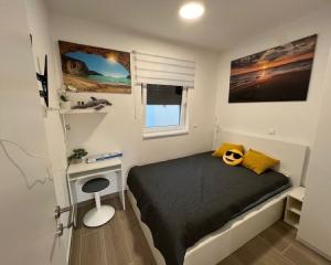 Chorvátsko - Zariadený apartmán so strešnou terasou len 150m od mora