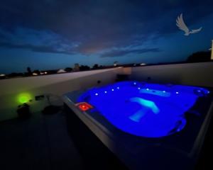 Chorvátsko - Zariadený apartmán so strešnou terasou len 150m od mora