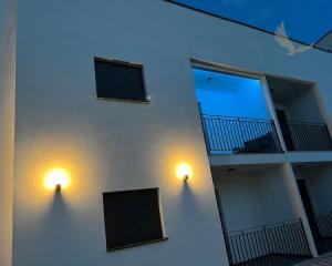 Chorvátsko - Zariadený apartmán so strešnou terasou len 150m od mora