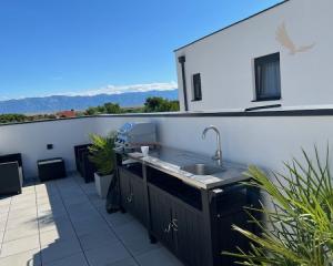 Chorvátsko - Zariadený apartmán so strešnou terasou len 150m od mora