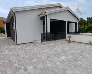 Chorvátsko Novostavba rodinného domu so záhradou na ostrove Vir