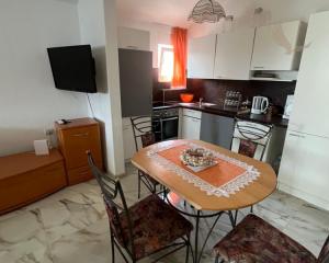 Chorvátsko, ostrov Vir - Na predaj: 3-izbový apartmán s výhľadom na more!