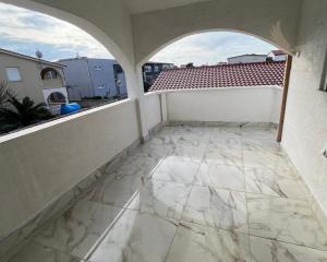 Chorvátsko, ostrov Vir - Na predaj: 3-izbový apartmán s výhľadom na more!