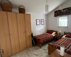 Chorvátsko, ostrov Vir - Na predaj: 3-izbový apartmán s výhľadom na more!