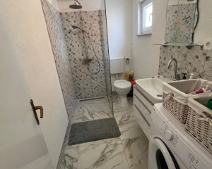 Chorvátsko, ostrov Vir - Na predaj: 3-izbový apartmán s výhľadom na more!