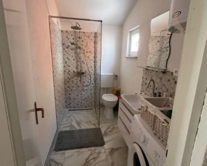 Chorvátsko, ostrov Vir - Na predaj: 3-izbový apartmán s výhľadom na more!