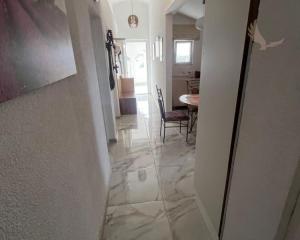 Chorvátsko, ostrov Vir - Na predaj: 3-izbový apartmán s výhľadom na more!