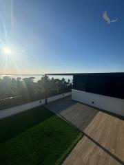 Chorvátsko - Novostavba zariadeného apartmánu s bazénom na strešnej terase a krásnym výhľadom na more len 30m od mora