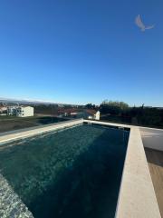 Chorvátsko - Novostavba zariadeného apartmánu s bazénom na strešnej terase a krásnym výhľadom na more len 30m od mora