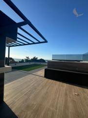 Chorvátsko - Novostavba zariadeného apartmánu s bazénom na strešnej terase a krásnym výhľadom na more len 30m od mora