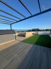 Chorvátsko - Novostavba zariadeného apartmánu s bazénom na strešnej terase a krásnym výhľadom na more len 30m od mora