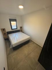 Chorvátsko - Novostavba zariadeného apartmánu s bazénom na strešnej terase a krásnym výhľadom na more len 30m od mora