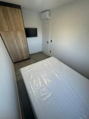 Chorvátsko - Novostavba zariadeného apartmánu s bazénom na strešnej terase a krásnym výhľadom na more len 30m od mora