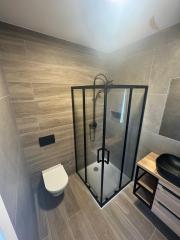 Chorvátsko - Novostavba zariadeného apartmánu s bazénom na strešnej terase a krásnym výhľadom na more len 30m od mora