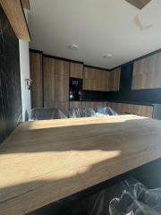 Chorvátsko - Novostavba zariadeného apartmánu s bazénom na strešnej terase a krásnym výhľadom na more len 30m od mora