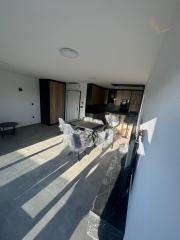 Chorvátsko - Novostavba zariadeného apartmánu s bazénom na strešnej terase a krásnym výhľadom na more len 30m od mora