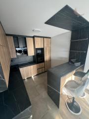 Chorvátsko - Novostavba zariadeného apartmánu s bazénom na strešnej terase a krásnym výhľadom na more len 30m od mora