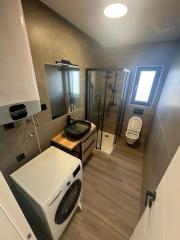 Chorvátsko - Novostavba zariadeného apartmánu s bazénom na strešnej terase a krásnym výhľadom na more len 30m od mora