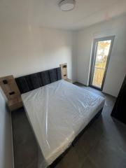 Chorvátsko - Novostavba zariadeného apartmánu s bazénom na strešnej terase a krásnym výhľadom na more len 30m od mora