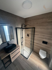 Chorvátsko - Novostavba zariadeného apartmánu s bazénom na strešnej terase a krásnym výhľadom na more len 30m od mora