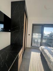 Chorvátsko - Novostavba zariadeného apartmánu s bazénom na strešnej terase a krásnym výhľadom na more len 30m od mora