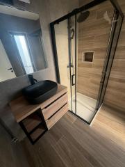 Chorvátsko - Novostavba zariadeného apartmánu s bazénom na strešnej terase a krásnym výhľadom na more len 30m od mora