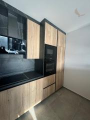 Chorvátsko - Novostavba zariadeného apartmánu s bazénom na strešnej terase a krásnym výhľadom na more len 30m od mora