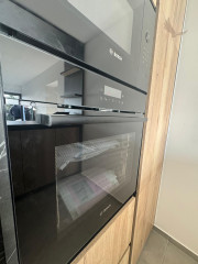 Chorvátsko - Novostavba zariadeného apartmánu s bazénom na strešnej terase a krásnym výhľadom na more len 30m od mora