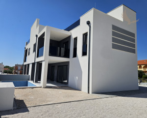 EXKLUZÍVNA PRÍLEŽITOSŤ! MESTSKÁ VILA S BAZÉNOM - VRSI, CHORVÁTSKO
