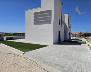 EXKLUZÍVNA PRÍLEŽITOSŤ! MESTSKÁ VILA S BAZÉNOM - VRSI, CHORVÁTSKO