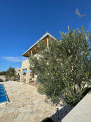 Chorvátsko! Len u Nás v ponuke KAMENNÝ DOM S BAZÉNOM LEN 300M OD MORA – PRIVLAKA