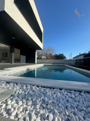 Chorvátsko - Novostavba zariadeného domu s výhľadom na more a bazénom v Privlake