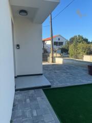 Chorvátsko - Novostavba zariadeného domu s výhľadom na more a bazénom v Privlake